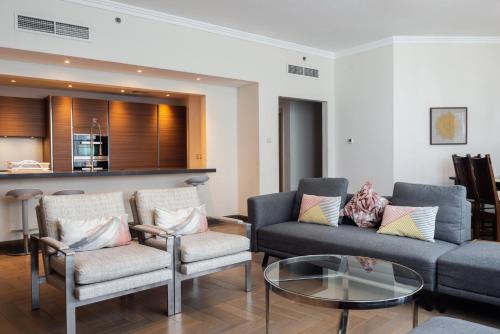 sala de estar con sofá, sillas y mesa en Al Bateen Residences, Jumeirah Beach Residence - Mint Stay en Dubái