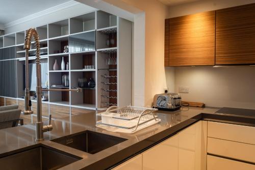 cocina con fregadero y encimera en Al Bateen Residences, Jumeirah Beach Residence - Mint Stay en Dubái
