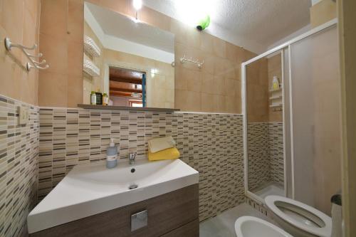 uma casa de banho com um lavatório, um chuveiro e um WC. em Casa Vicolo Saraceno em Ischia