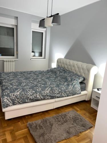 um quarto com uma cama e um sofá em Fairy tale apartment em Dušanovac (historical)