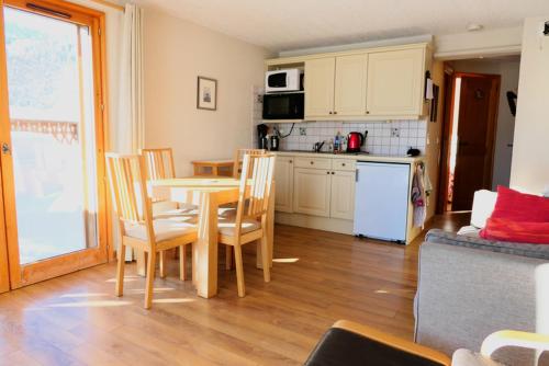 une cuisine et une salle à manger avec une table et des chaises dans l'établissement Vue splendide Mont Blanc, à Saint-Gervais-les-Bains