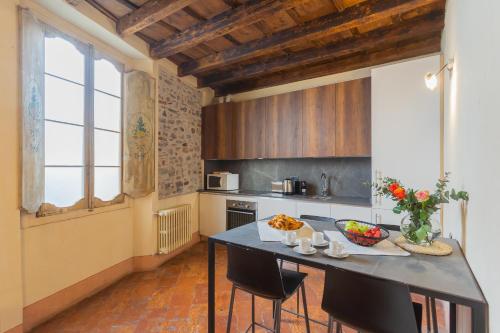 una cucina con tavolo e sedie in una stanza di Antiche Mura Como by Rent All Como a Como