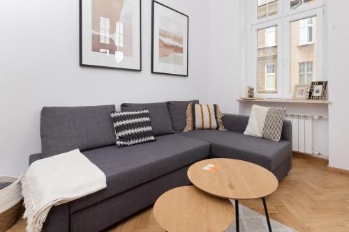 格但斯克的住宿－City Centre & Cosy Apartment by Renters，客厅配有沙发和桌子