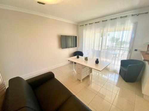 un salon avec un canapé et une table dans l'établissement Palme Royale By SCLS Locations, à Cannes