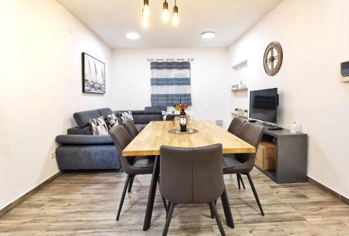 Apartments Nova في سبليت: غرفة طعام وغرفة معيشة مع طاولة وكراسي