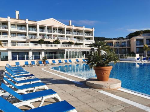 Bazén v ubytovaní Appartement rénové, piscine à débordement, vue mer alebo v jeho blízkosti