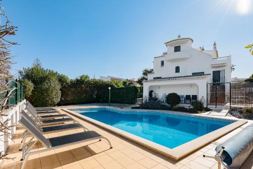 a swimming pool in front of a villa at Casa Branca in Estômbar