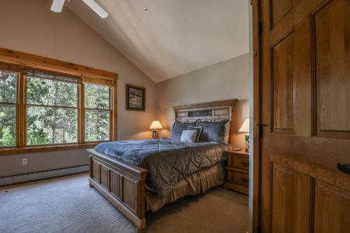 um quarto com uma cama e duas janelas em Trappers Crossing 8753 em Keystone