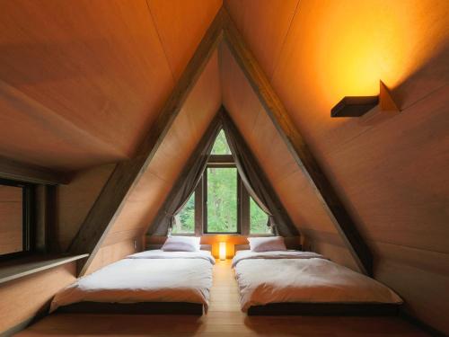 安曇野市にあるVilla Yoshino - Vacation STAY 01568vの大きな窓付きの客室で、ベッド2台が備わります。