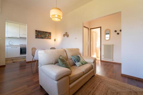 a living room with a couch and a kitchen at Coral Blue by Wonderful Italy in Bellagio