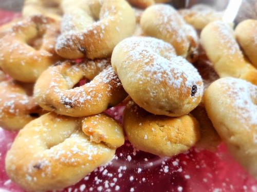 un cumulo di ciambelle ricoperte di zucchero in polvere di Agriturismo Le Vigne a Bolsena