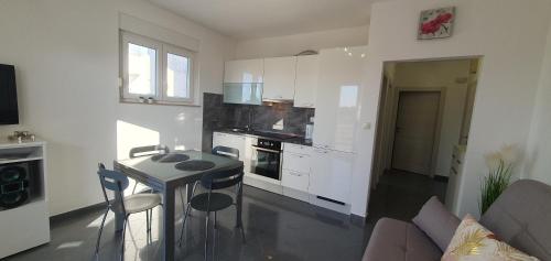 Cuisine ou kitchenette dans l'établissement Apartmani Pavlović