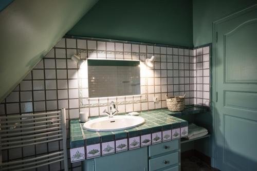 y baño con lavabo y espejo. en The Holy Farmhouse, en Fontaine-Simon