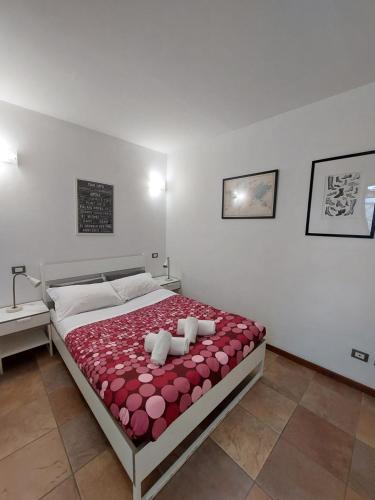 1 dormitorio con 1 cama grande con manta roja en Silvia Apartment, en Florencia