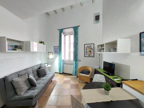 een woonkamer met een bank en een tv bij Silvia Apartment in Florence
