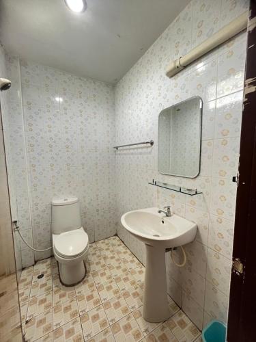 a bathroom with a toilet and a sink and a mirror at เซเว่นอิน in Ban Huai Phlu