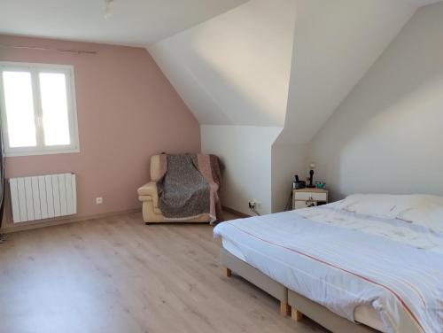 une chambre avec un lit, une chaise et une fenêtre dans l'établissement Chez nous à Saint Avertin, à Saint-Avertin
