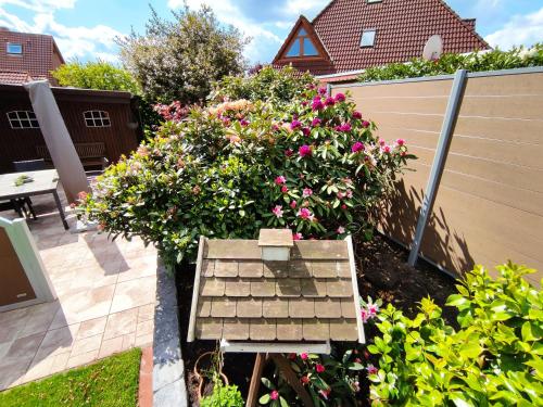 a garden with a bench and some flowers at Ferienwohnung Reddemann in Westerstede