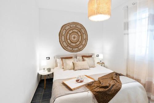 Un dormitorio con una cama y una bandeja. en Villa del Glicine, en Santa Maria del Focallo