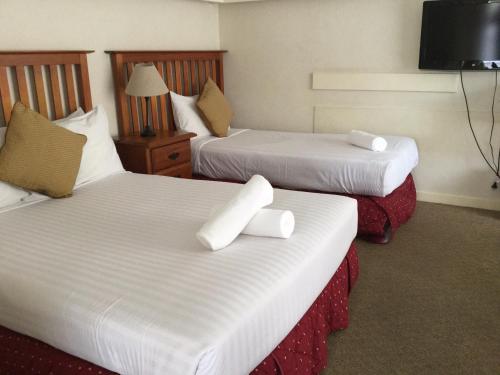 Una cama o camas en una habitación de Aberdeen Motor Inn