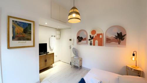 - une chambre avec un lit et une chambre avec une télévision dans l'établissement Bonaparte - Wifi, Hyper centre, 2 pers, à Nice