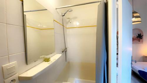 une salle de bain avec un lavabo et un miroir dans l'établissement Bonaparte - Wifi, Hyper centre, 2 pers, à Nice