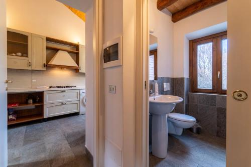 uma casa de banho com um WC e um lavatório em Il Faggio by Wonderful Italy em Bellagio