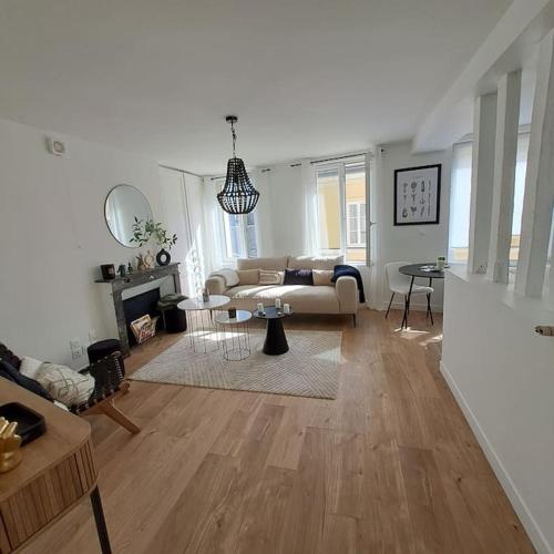 un salon avec un canapé et une table dans l'établissement Appartement de charme Rouen, à Rouen