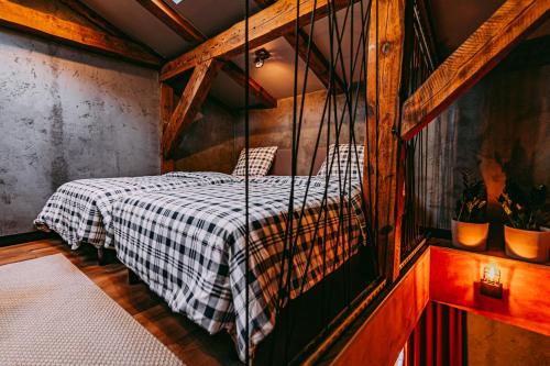 a bedroom with a bed with a checkered blanket at Apartamenty Garncarska 3 in Środa Wielkopolska