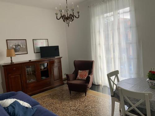 a living room with a table and a chair at MariMARE in Sestri Levante