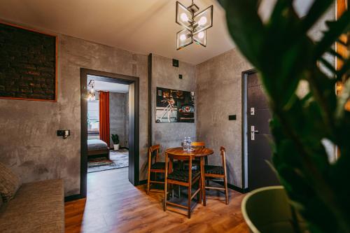 a dining room with a table and chairs at Apartamenty Garncarska 3 in Środa Wielkopolska