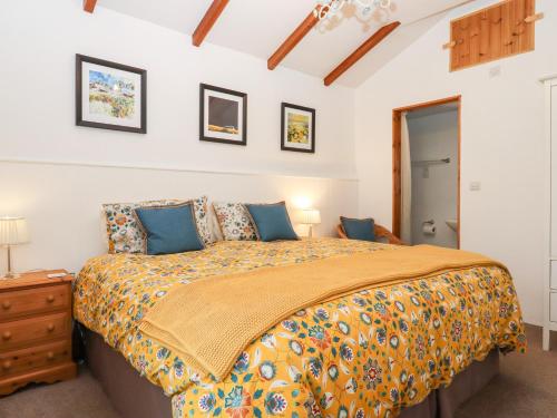 sypialnia z łóżkiem typu king-size w pokoju w obiekcie Two Shoes Cottage w mieście Okehampton
