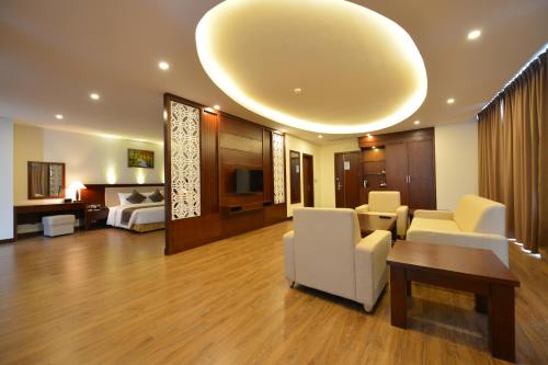 a large living room with a bed and a room with a table at Muong Thanh Grand Cua Lo Hotel in Cửa Lò