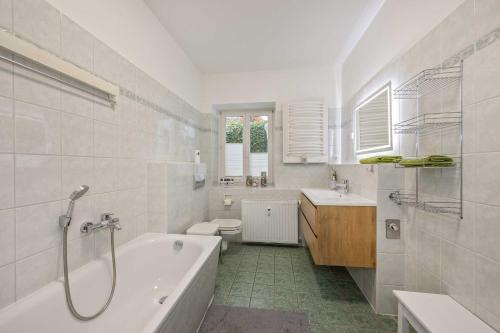 A bathroom at Villa Meereswoge 02