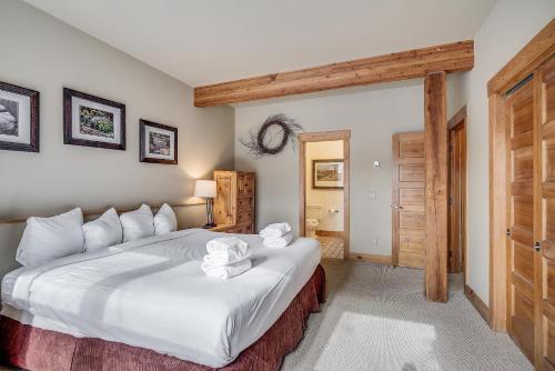 1 dormitorio con 1 cama blanca grande en una habitación en Cabin In The Pines 4 en Keystone