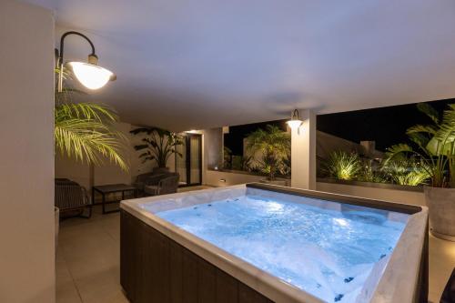 Bazén v ubytování Lazar Lux Suites - Ammoudara nebo v jeho okolí