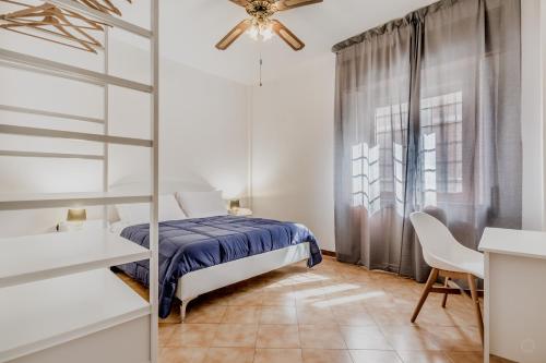 1 dormitorio con cama, lavabo y espejo en MARCONI31Eredia en Roma