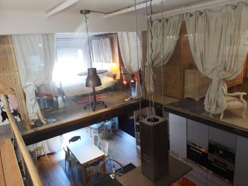 een woonkamer met een bureau en een tafel bij Croisette Immo 4 chambres 4 sdb rue d'Antibes in Cannes