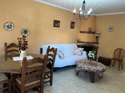 ein Wohnzimmer mit einem Bett und einem Tisch und Stühlen in der Unterkunft Playas Rihuete 7 in Puerto de Mazarrón