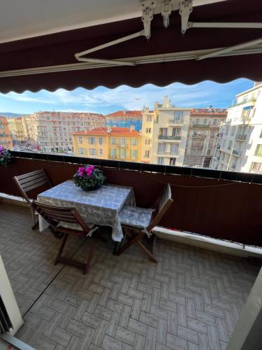 Chambre privée avec terrasse au port de Nice