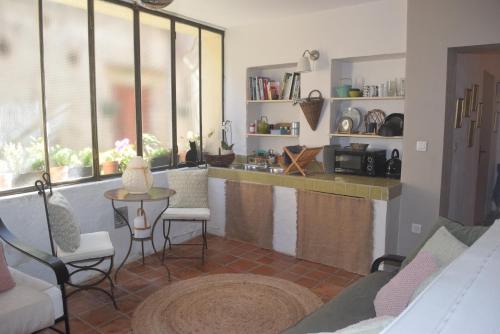 une cuisine avec un comptoir, une table et des chaises dans l'établissement La Ferblanterie, à Montréal