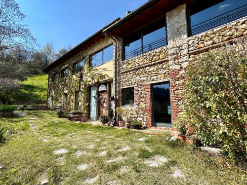 un edificio de ladrillo con ventanas y plantas en un patio en B&B A Casa Mia, en Marostica