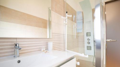 uma casa de banho com um lavatório e um chuveiro em La Rosa dei Venti-Panoramic View em S'archittu Cuglieri