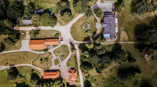 een uitzicht op een tuin met huizen en bomen bij Piena muiža - Berghof Hotel & SPA in Sieksāte