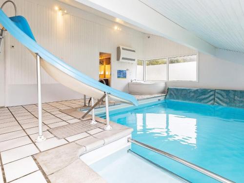 - une piscine avec toboggan dans une maison dans l'établissement 12 person holiday home in Saltum, à Saltum