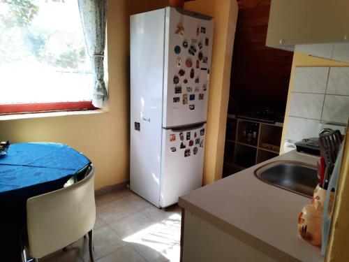Tahi Apartmanにあるキッチンまたは簡易キッチン