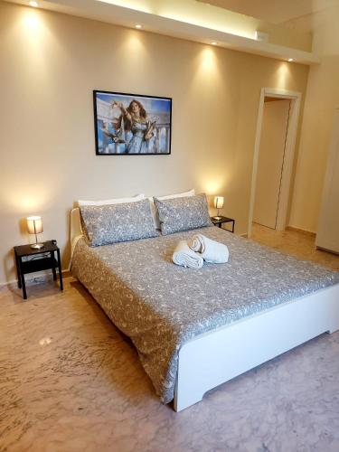 um quarto com uma cama com duas toalhas em Maison Olimpo em Trani