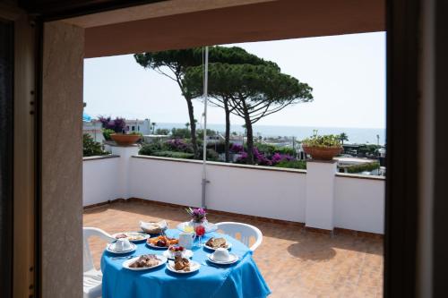 un tavolo con piatti di cibo in cima a un balcone di Hotel Vittoria a San Felice Circeo