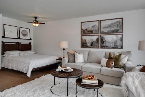 ein Wohnzimmer mit einem Sofa und einem Bett in der Unterkunft Lakeside 1481 in Keystone