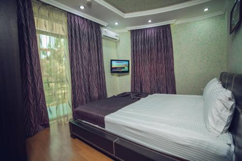 Panorama Villa Lux Hotel tesisinde bir odada yatak veya yataklar